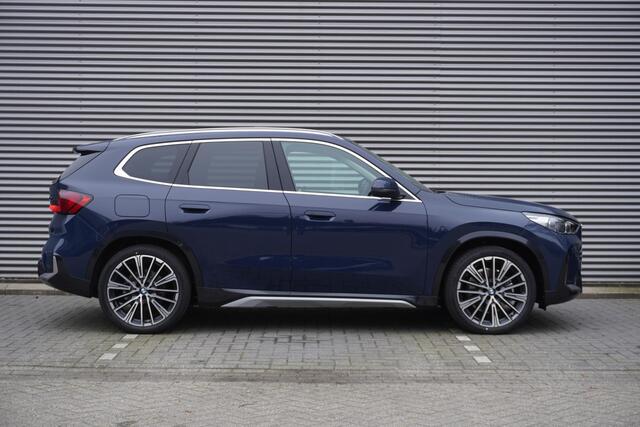 BMW iX1 xDrive30 20 inch Multispaak | Trekhaak met elektrisch wegklapbare kogel | Glazen panoramadak | Extra getint glas | Harman-Kardon sound system | BMW Head-Up Display