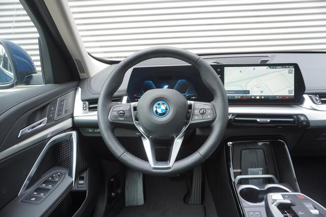 BMW iX1 xDrive30 20 inch Multispaak | Trekhaak met elektrisch wegklapbare kogel | Glazen panoramadak | Extra getint glas | Harman-Kardon sound system | BMW Head-Up Display