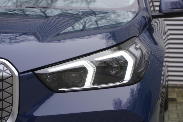 BMW iX1 xDrive30 20 inch Multispaak | Trekhaak met elektrisch wegklapbare kogel | Glazen panoramadak | Extra getint glas | Harman-Kardon sound system | BMW Head-Up Display
