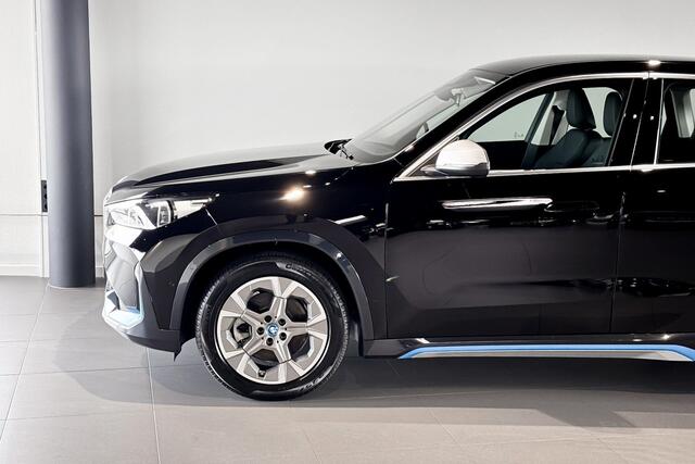 BMW iX1 xDrive30 Launch Edition 67 kWh | X-Line | Comfort Access | Achteruitrijcamera |