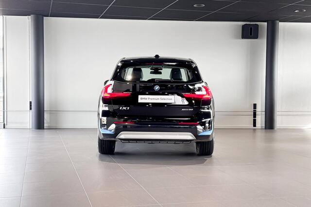 BMW iX1 xDrive30 Launch Edition 67 kWh | X-Line | Comfort Access | Achteruitrijcamera |