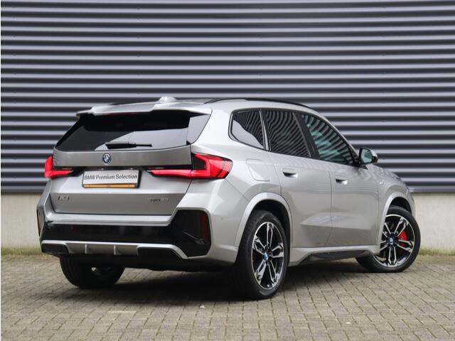 BMW iX1 eDrive20 | M Sportpakket Pro | Panodak | Head-Up | Driving Assistant Plus | Harman Kardon | Elektr. Stoelen | Parking Assistant Plus | 19'' LMV