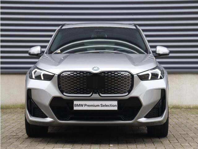 BMW iX1 eDrive20 | M Sportpakket Pro | Panodak | Head-Up | Driving Assistant Plus | Harman Kardon | Elektr. Stoelen | Parking Assistant Plus | 19'' LMV