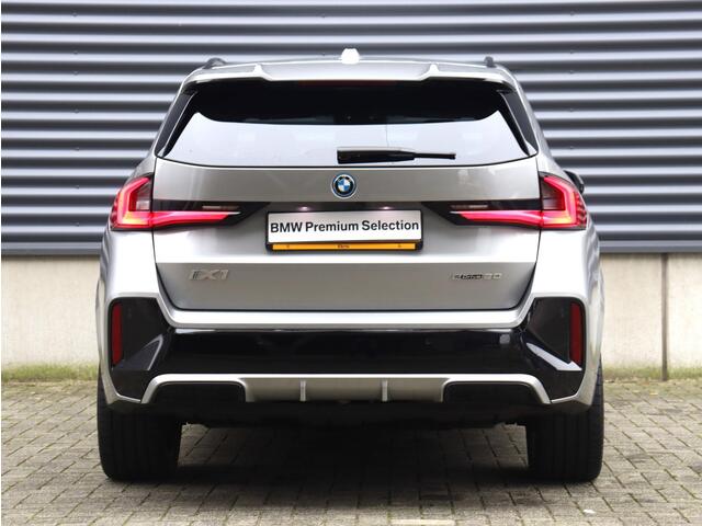 BMW iX1 eDrive20 | M Sportpakket Pro | Panodak | Head-Up | Driving Assistant Plus | Harman Kardon | Elektr. Stoelen | Parking Assistant Plus | 19'' LMV