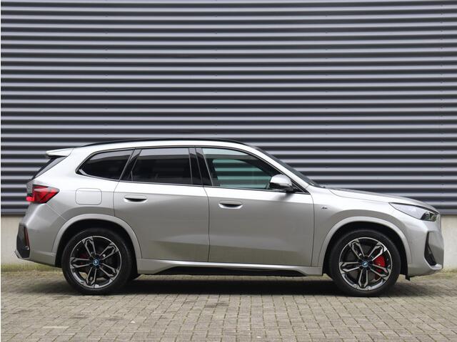 BMW iX1 eDrive20 | M Sportpakket Pro | Panodak | Head-Up | Driving Assistant Plus | Harman Kardon | Elektr. Stoelen | Parking Assistant Plus | 19'' LMV