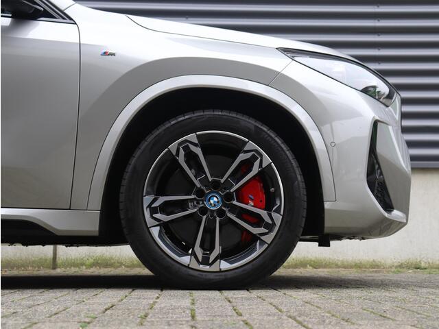 BMW iX1 eDrive20 | M Sportpakket Pro | Panodak | Head-Up | Driving Assistant Plus | Harman Kardon | Elektr. Stoelen | Parking Assistant Plus | 19'' LMV
