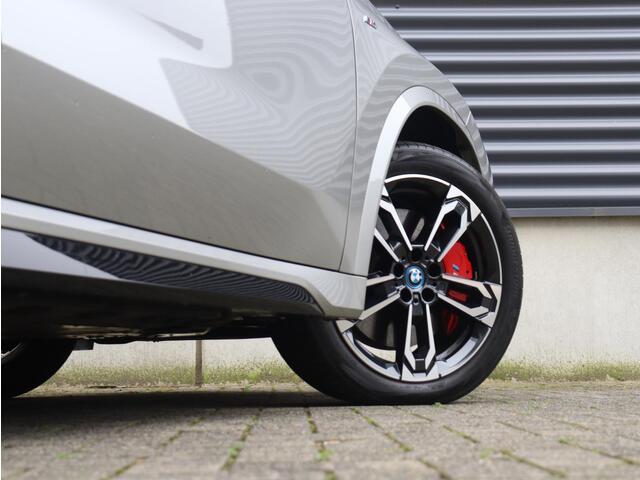 BMW iX1 eDrive20 | M Sportpakket Pro | Panodak | Head-Up | Driving Assistant Plus | Harman Kardon | Elektr. Stoelen | Parking Assistant Plus | 19'' LMV