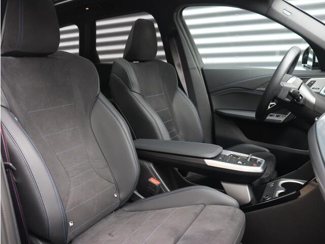 BMW iX1 eDrive20 | M Sportpakket Pro | Panodak | Head-Up | Driving Assistant Plus | Harman Kardon | Elektr. Stoelen | Parking Assistant Plus | 19'' LMV