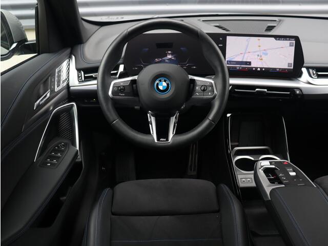 BMW iX1 eDrive20 | M Sportpakket Pro | Panodak | Head-Up | Driving Assistant Plus | Harman Kardon | Elektr. Stoelen | Parking Assistant Plus | 19'' LMV