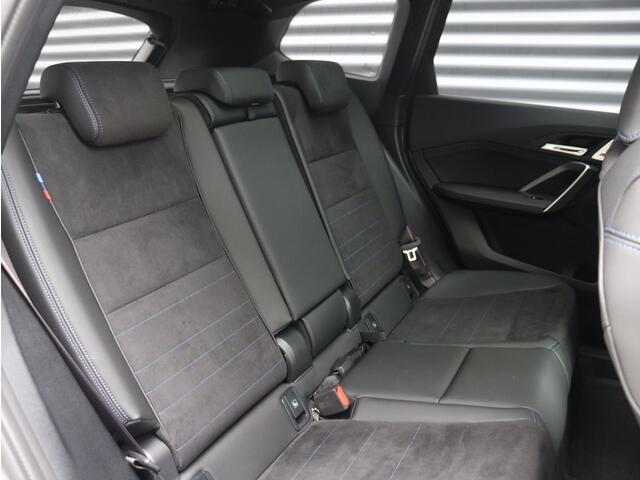 BMW iX1 eDrive20 | M Sportpakket Pro | Panodak | Head-Up | Driving Assistant Plus | Harman Kardon | Elektr. Stoelen | Parking Assistant Plus | 19'' LMV