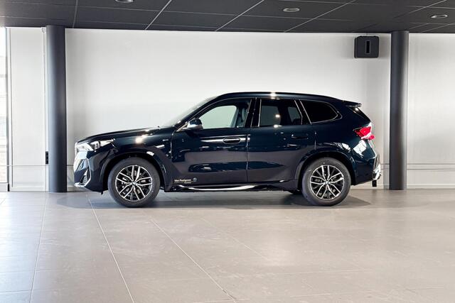 BMW iX1 eDrive20 | M Sport | Stoelverwarming | Premium Pack | Achteruitrijcamera |