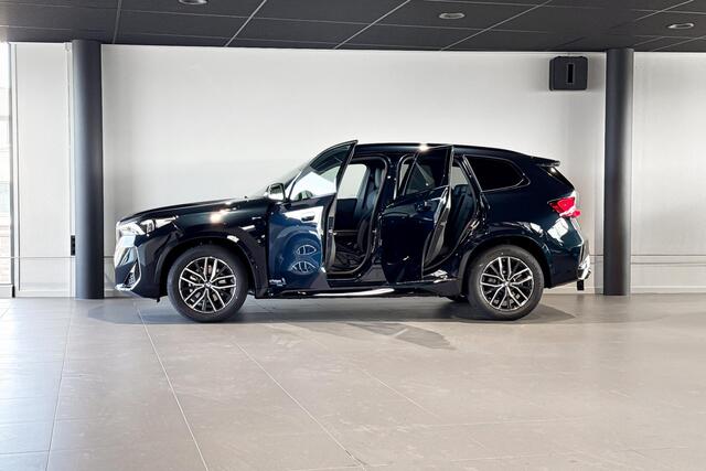 BMW iX1 eDrive20 | M Sport | Stoelverwarming | Premium Pack | Achteruitrijcamera |