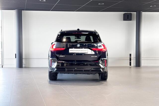 BMW iX1 eDrive20 | M Sport | Stoelverwarming | Premium Pack | Achteruitrijcamera |