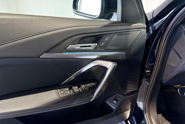 BMW iX1 eDrive20 | M Sport | Stoelverwarming | Premium Pack | Achteruitrijcamera |