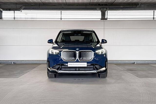 BMW iX1 eDrive20 Pure Edition 67 kWh | Driving Assistant | Trekhaak | Huisselectie