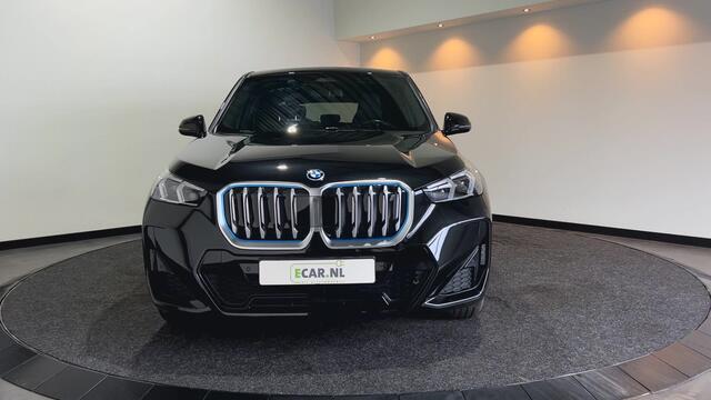 BMW iX1 xDrive30 67 kWh M Sport Edition | Panoramadak | Sportstoelen Soh (batterijcheck) Waarde 97,8 %
