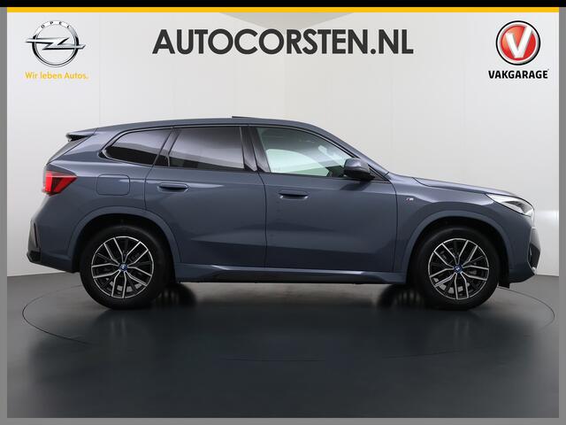 BMW iX1 eDrive20 67kWh M Sport pakket Pano-Dak/Schuif-dak Leer SOH 100% Warmtepomp Camera Navi Ecc PDC-a+v Apple Carplay Android Auto Elek.Achterklep Zwarte-Hemel VerkeersbordHerkenning WiFi M Aerodynamica Lmv Led Privacy Glas Isofix DAB Keyless Wifi 1e Eigenaar