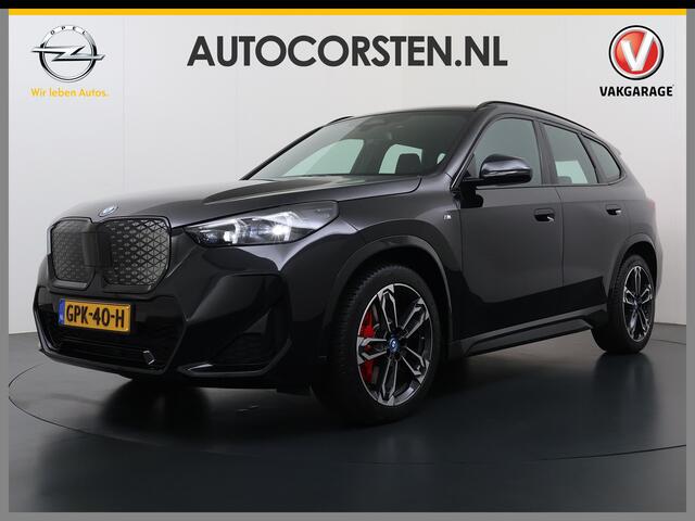 BMW iX1 eDrive20 67kWh M-Sport-Pro Leder/Alcantara Premium 19" LED Connected-Pro Warmtepomp Camera Navi Ecc Pdc 100% SOH Apple Carplay Android Auto Stoelverwarming Adap.demping Standverwarming/koeling Zwarte-Hemel Drive-Assist Elek.Achterklep Lmv Led Isofix DAB K