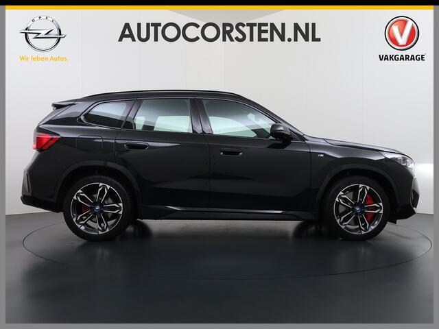 BMW iX1 eDrive20 67kWh M-Sport-Pro Leder/Alcantara Premium 19" LED Connected-Pro Warmtepomp Camera Navi Ecc Pdc 100% SOH Apple Carplay Android Auto Stoelverwarming Adap.demping Standverwarming/koeling Zwarte-Hemel Drive-Assist Elek.Achterklep Lmv Led Isofix DAB K