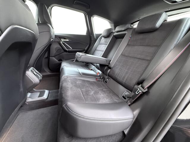 BMW iX1 eDrive20 67kWh M-Sport-Pro Leder/Alcantara Premium 19" LED Connected-Pro Warmtepomp Camera Navi Ecc Pdc 100% SOH Apple Carplay Android Auto Stoelverwarming Adap.demping Standverwarming/koeling Zwarte-Hemel Drive-Assist Elek.Achterklep Lmv Led Isofix DAB K