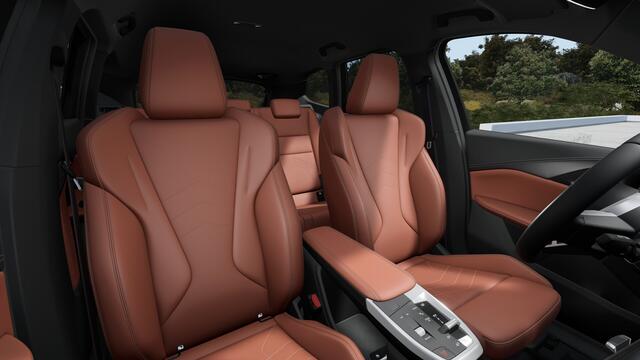 BMW iX1 eDrive20 M Sport / Sportstoelen / Comfort Access / M Adaptief onderstel / Head-Up / Parking Assistant Plus / Live Cockpit Professional