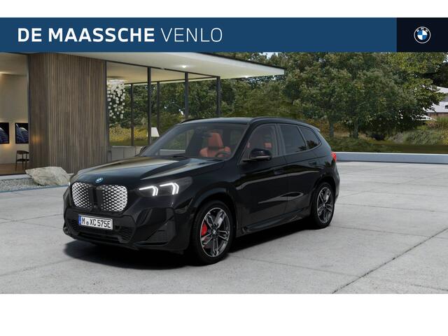 BMW iX1 eDrive20 M Sport / Panoramadak / Trekhaak / Sportstoelen / Achteruitrijcamera / M Adaptief onderstel / Adaptieve LED / Comfort Access