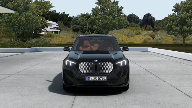BMW iX1 eDrive20 M Sport / Panoramadak / Trekhaak / Sportstoelen / Achteruitrijcamera / M Adaptief onderstel / Adaptieve LED / Comfort Access