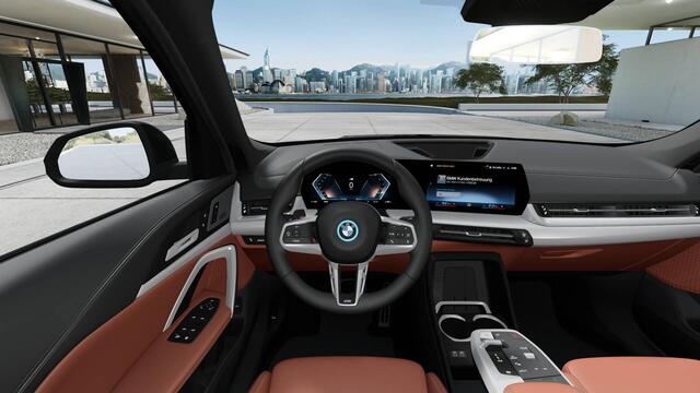 BMW iX1 eDrive20 M Sport / Panoramadak / Trekhaak / Sportstoelen / Achteruitrijcamera / M Adaptief onderstel / Adaptieve LED / Comfort Access