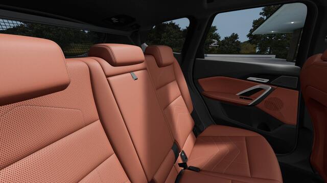 BMW iX1 eDrive20 M Sport / Panoramadak / Trekhaak / Sportstoelen / Achteruitrijcamera / M Adaptief onderstel / Adaptieve LED / Comfort Access