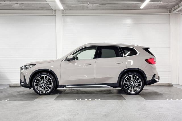 BMW iX1 eDrive20 | xLine | Travel Pack | Innovation Pack | Comfort Pack | Driving Assistant Professional | Parking Assistant Plus | Harman/Kardon | Panoramadak | Comfort Access l Huisselectie