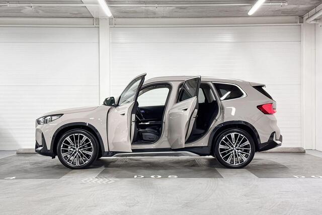 BMW iX1 eDrive20 | xLine | Travel Pack | Innovation Pack | Comfort Pack | Driving Assistant Professional | Parking Assistant Plus | Harman/Kardon | Panoramadak | Comfort Access l Huisselectie