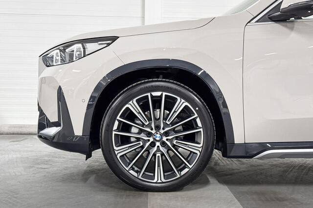 BMW iX1 eDrive20 | xLine | Travel Pack | Innovation Pack | Comfort Pack | Driving Assistant Professional | Parking Assistant Plus | Harman/Kardon | Panoramadak | Comfort Access l Huisselectie