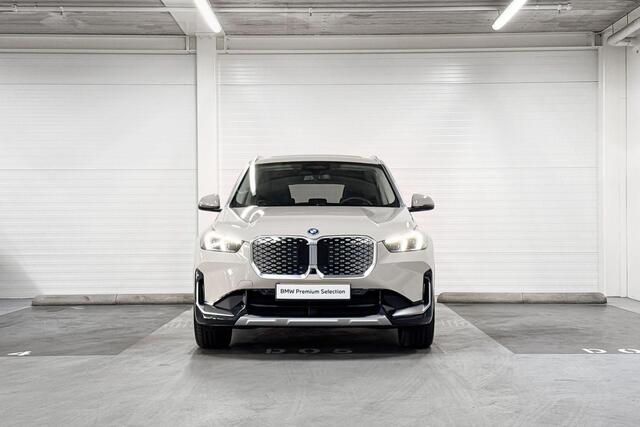 BMW iX1 eDrive20 | xLine | Travel Pack | Innovation Pack | Comfort Pack | Driving Assistant Professional | Parking Assistant Plus | Harman/Kardon | Panoramadak | Comfort Access l Huisselectie