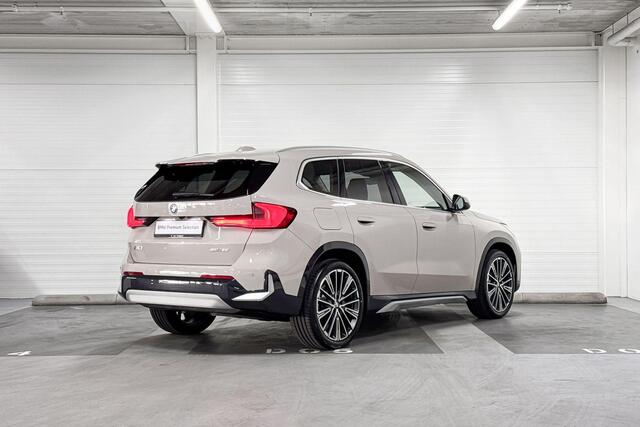 BMW iX1 eDrive20 | xLine | Travel Pack | Innovation Pack | Comfort Pack | Driving Assistant Professional | Parking Assistant Plus | Harman/Kardon | Panoramadak | Comfort Access l Huisselectie