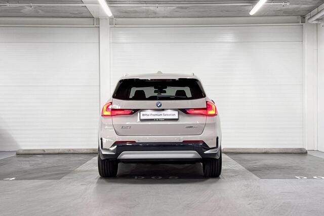 BMW iX1 eDrive20 | xLine | Travel Pack | Innovation Pack | Comfort Pack | Driving Assistant Professional | Parking Assistant Plus | Harman/Kardon | Panoramadak | Comfort Access l Huisselectie