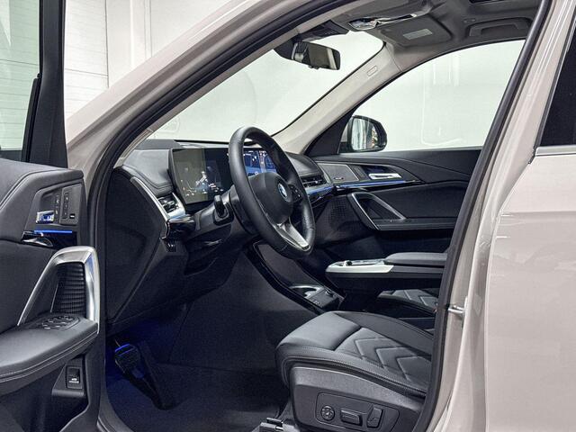 BMW iX1 eDrive20 | xLine | Travel Pack | Innovation Pack | Comfort Pack | Driving Assistant Professional | Parking Assistant Plus | Harman/Kardon | Panoramadak | Comfort Access l Huisselectie