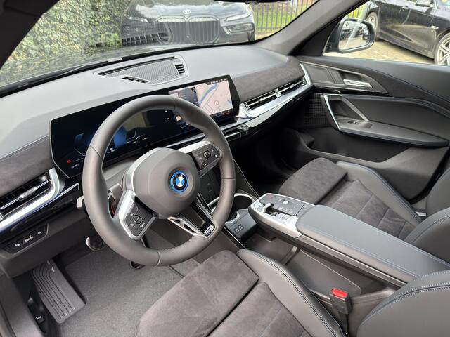 BMW iX1 eDrive20 | M-Sport | 18" | Camera | Comfort Acces | Draadloos laden | Sportstoel | Stoelverw.