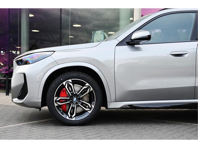 BMW iX1 eDrive20 M Sport / Panoramadak / Trekhaak / Sportstoelen / Achteruitrijcamera / M Adaptief onderstel / Adaptieve LED / Comfort Access