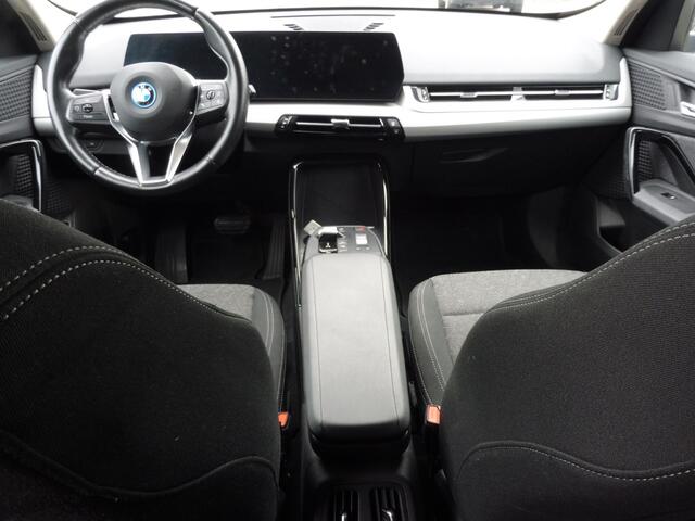 BMW iX1 xDrive30 Launch Edition 67 kWh SOH 93.9% Camera | LED | LMV 17" | Keyless | NL auto | 1e eig.