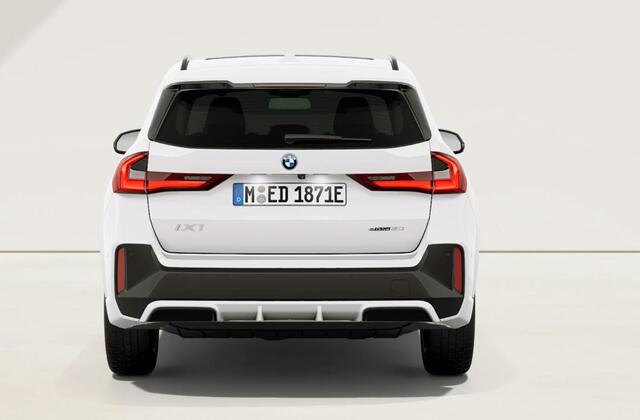 BMW iX1 eDrive20 67 kWh M Sport - Panoramadak - Driving Assistant Plus - Head up - Getinte ruiten - Comfort Access - Elektrisch verwarmde voorstoelen - sportstoelen - Grootlichtassistent -