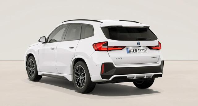 BMW iX1 eDrive20 67 kWh M Sport - Panoramadak - Driving Assistant Plus - Head up - Getinte ruiten - Comfort Access - Elektrisch verwarmde voorstoelen - sportstoelen - Grootlichtassistent -