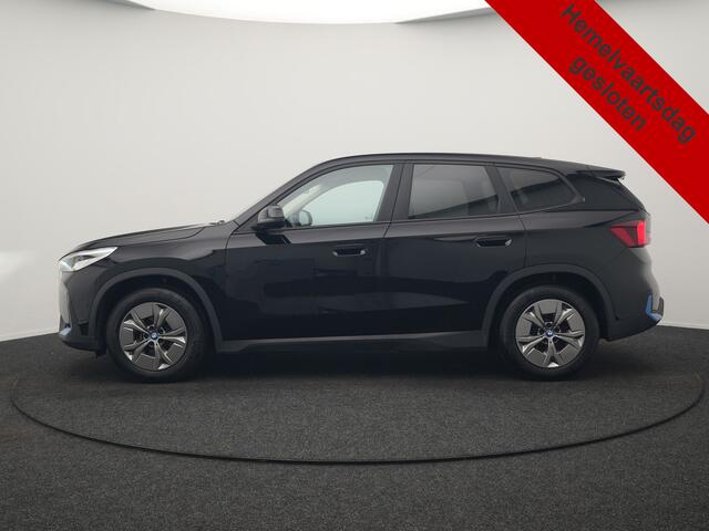 BMW iX1 xDrive30 64 kWh 306pk Dealer O.H. | Adaptief M Onderstel | Camera | Cruise Control | Stoelverwarming | Widescreen Navi | Park Assist | Apple Carplay | Navigatie | DAB | Standkachel |