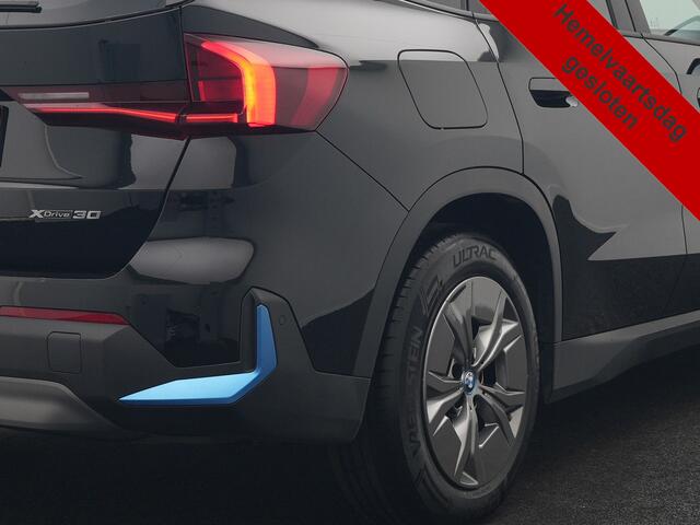 BMW iX1 xDrive30 64 kWh 306pk Dealer O.H. | Adaptief M Onderstel | Camera | Cruise Control | Stoelverwarming | Widescreen Navi | Park Assist | Apple Carplay | Navigatie | DAB | Standkachel |