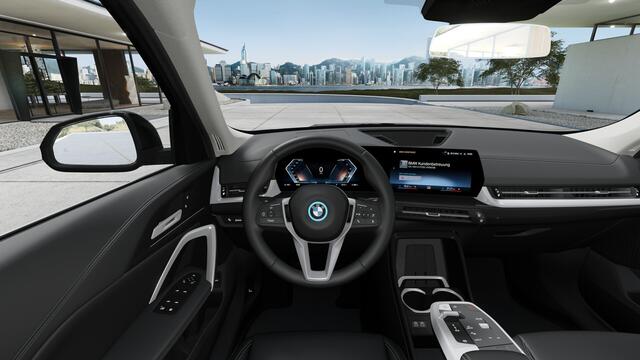 BMW iX1 eDrive20 xLine / Trekhaak / Achteruitrijcamera / Adaptieve LED / Stoelverwarming / Comfort Access