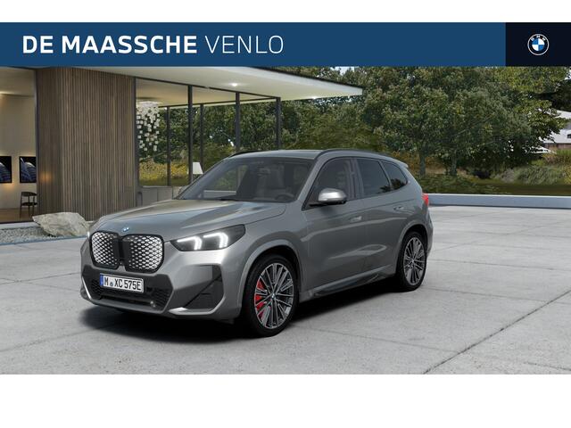 BMW iX1 eDrive20 M Sport / Panoramadak / Trekhaak / Sportstoelen / Comfort Access / Head-Up / Parking Assistant Plus / M Adaptief onderstel