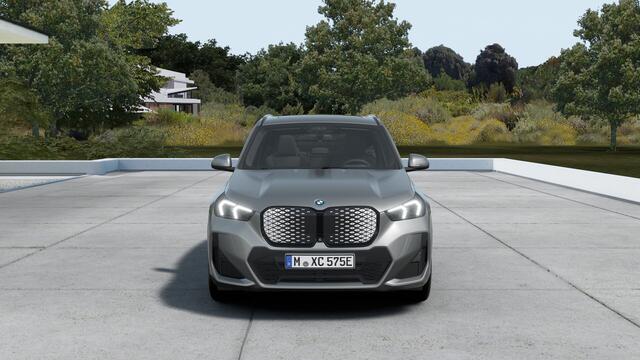 BMW iX1 eDrive20 M Sport / Panoramadak / Trekhaak / Sportstoelen / Comfort Access / Head-Up / Parking Assistant Plus / M Adaptief onderstel