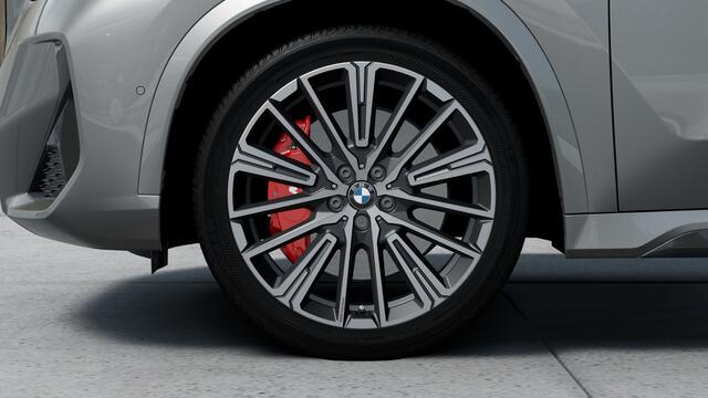 BMW iX1 eDrive20 M Sport / Panoramadak / Trekhaak / Sportstoelen / Comfort Access / Head-Up / Parking Assistant Plus / M Adaptief onderstel
