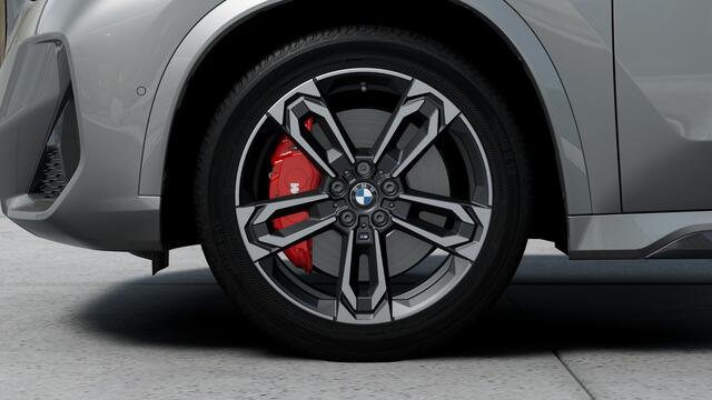 BMW iX1 eDrive20 M Sport / Panoramadak / Trekhaak / Sportstoelen / Head-Up / M Adaptief onderstel / Adaptieve LED / Parking Assistant Plus