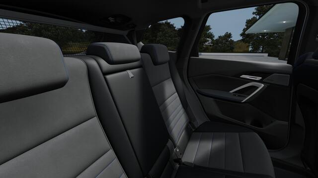BMW iX1 eDrive20 M Sport / Panoramadak / Trekhaak / Sportstoelen / Head-Up / M Adaptief onderstel / Adaptieve LED / Parking Assistant Plus