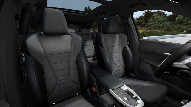 BMW iX1 eDrive20 M Sport / Panoramadak / Trekhaak / Sportstoelen / Head-Up / M Adaptief onderstel / Adaptieve LED / Parking Assistant Plus